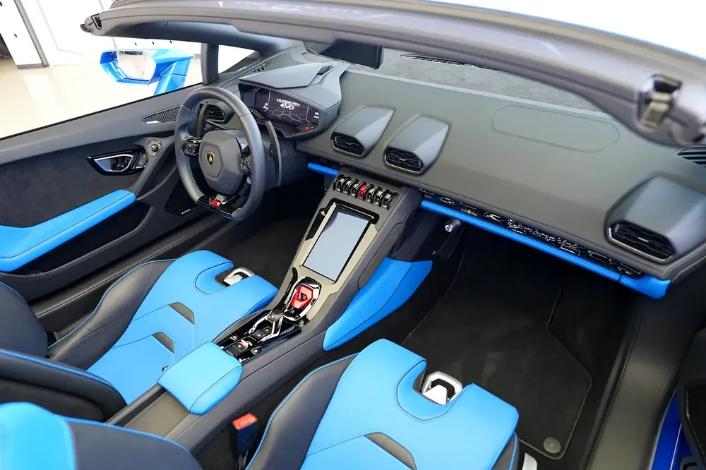 HURACAN SPYDER | TWO TONE INTERIOR | CARBON TRIM INTERIOR | WARRANTY AVAILABLE - Image 12