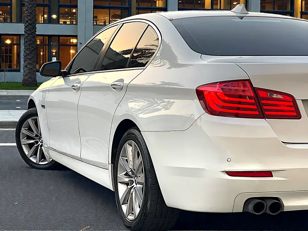 AED 1,800 P.M | BMW 5 SERIES | 520i |EXCLUSIVE | 2015 GCC | ORIGINAL PAINT - Image 10