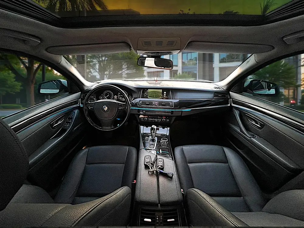 AED 1,800 P.M | BMW 5 SERIES | 520i |EXCLUSIVE | 2015 GCC | ORIGINAL PAINT - Image 11