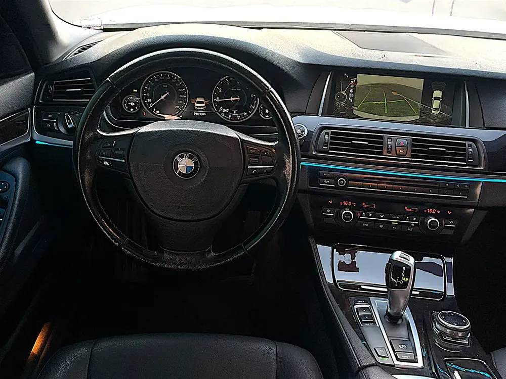 AED 1,800 P.M | BMW 5 SERIES | 520i |EXCLUSIVE | 2015 GCC | ORIGINAL PAINT - Image 12