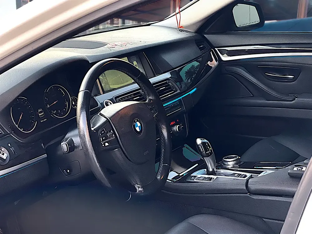 AED 1,800 P.M | BMW 5 SERIES | 520i |EXCLUSIVE | 2015 GCC | ORIGINAL PAINT - Image 15