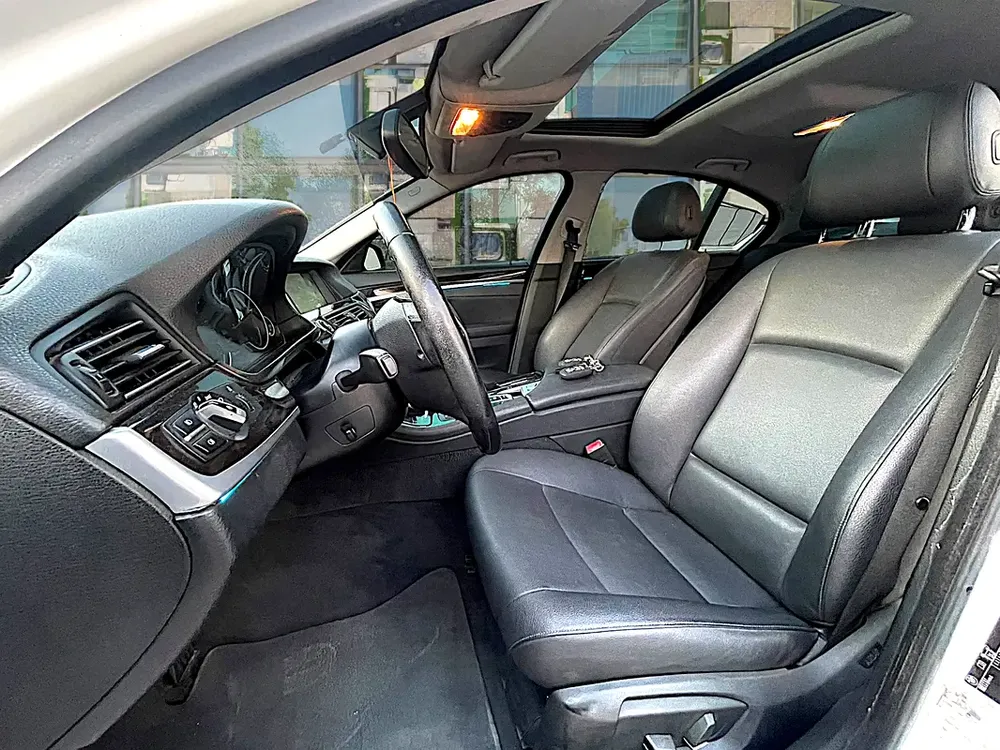 AED 1,800 P.M | BMW 5 SERIES | 520i |EXCLUSIVE | 2015 GCC | ORIGINAL PAINT - Image 17