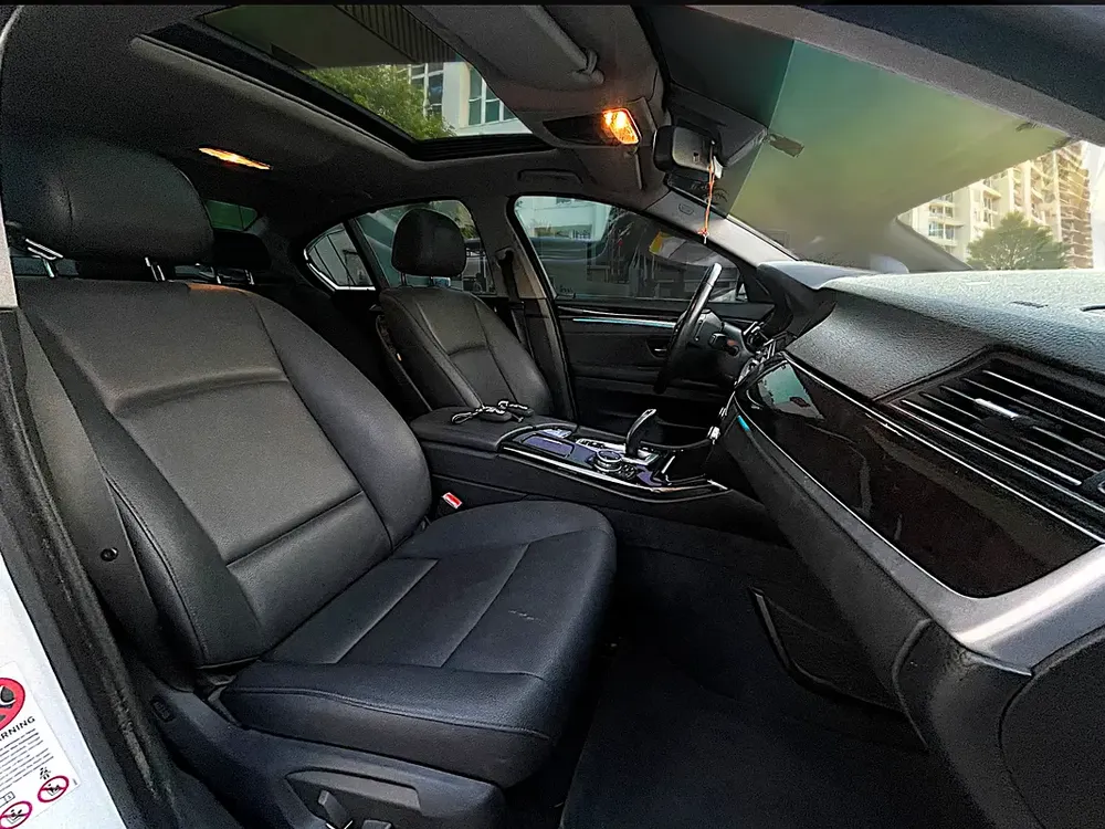 AED 1,800 P.M | BMW 5 SERIES | 520i |EXCLUSIVE | 2015 GCC | ORIGINAL PAINT - Image 18