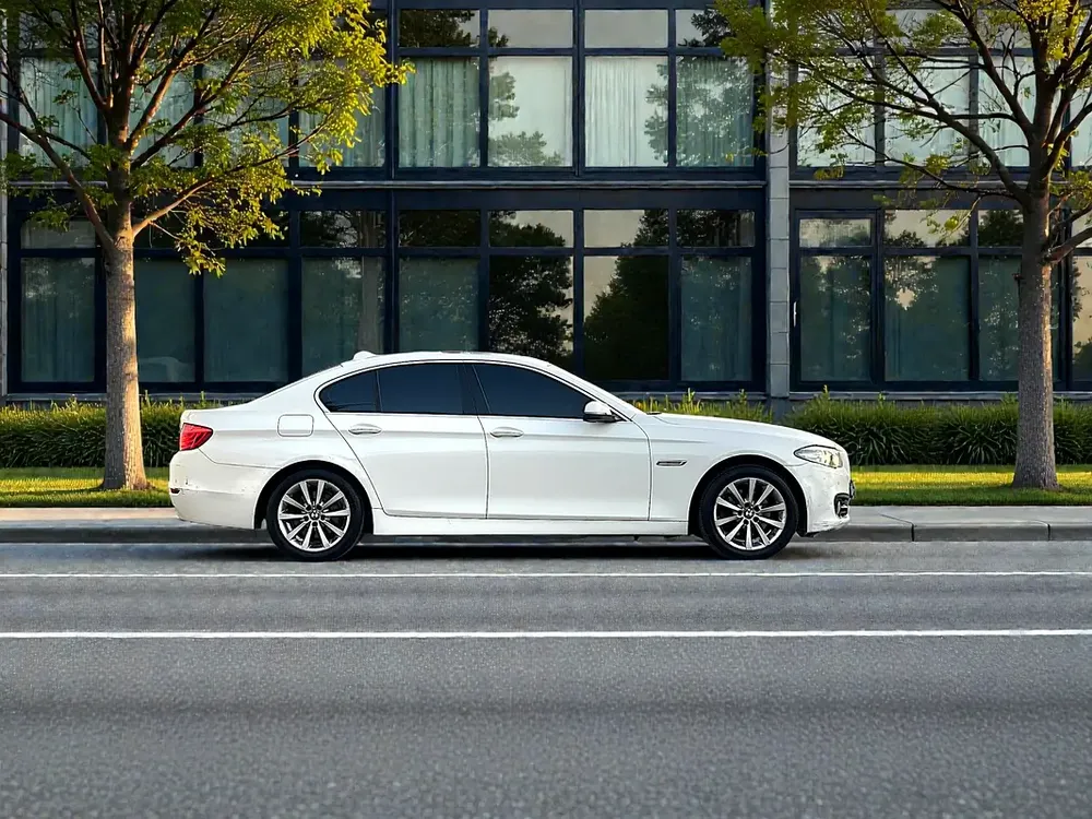 AED 1,800 P.M | BMW 5 SERIES | 520i |EXCLUSIVE | 2015 GCC | ORIGINAL PAINT - Image 4