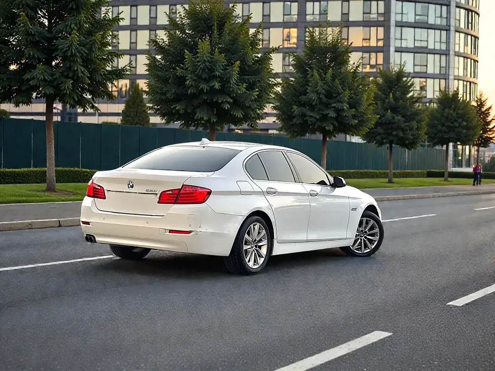 AED 1,800 P.M | BMW 5 SERIES | 520i |EXCLUSIVE | 2015 GCC | ORIGINAL PAINT - Image 5