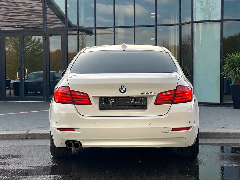 AED 1,800 P.M | BMW 5 SERIES | 520i |EXCLUSIVE | 2015 GCC | ORIGINAL PAINT - Image 6