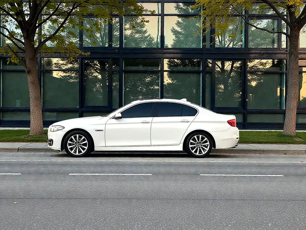 AED 1,800 P.M | BMW 5 SERIES | 520i |EXCLUSIVE | 2015 GCC | ORIGINAL PAINT - Image 8