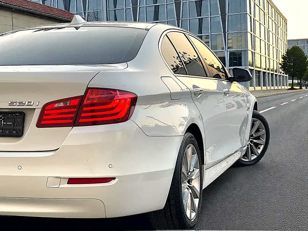AED 1,800 P.M | BMW 5 SERIES | 520i |EXCLUSIVE | 2015 GCC | ORIGINAL PAINT - Image 9