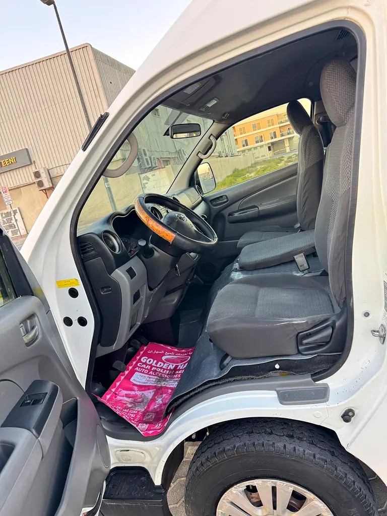 Nissan Urvan High Roof 2015 Model(13 seater  GCC) - Image 4