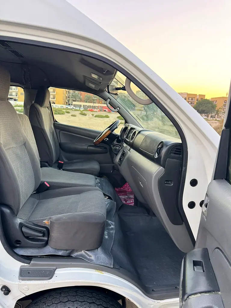 Nissan Urvan High Roof 2015 Model(13 seater  GCC) - Image 5