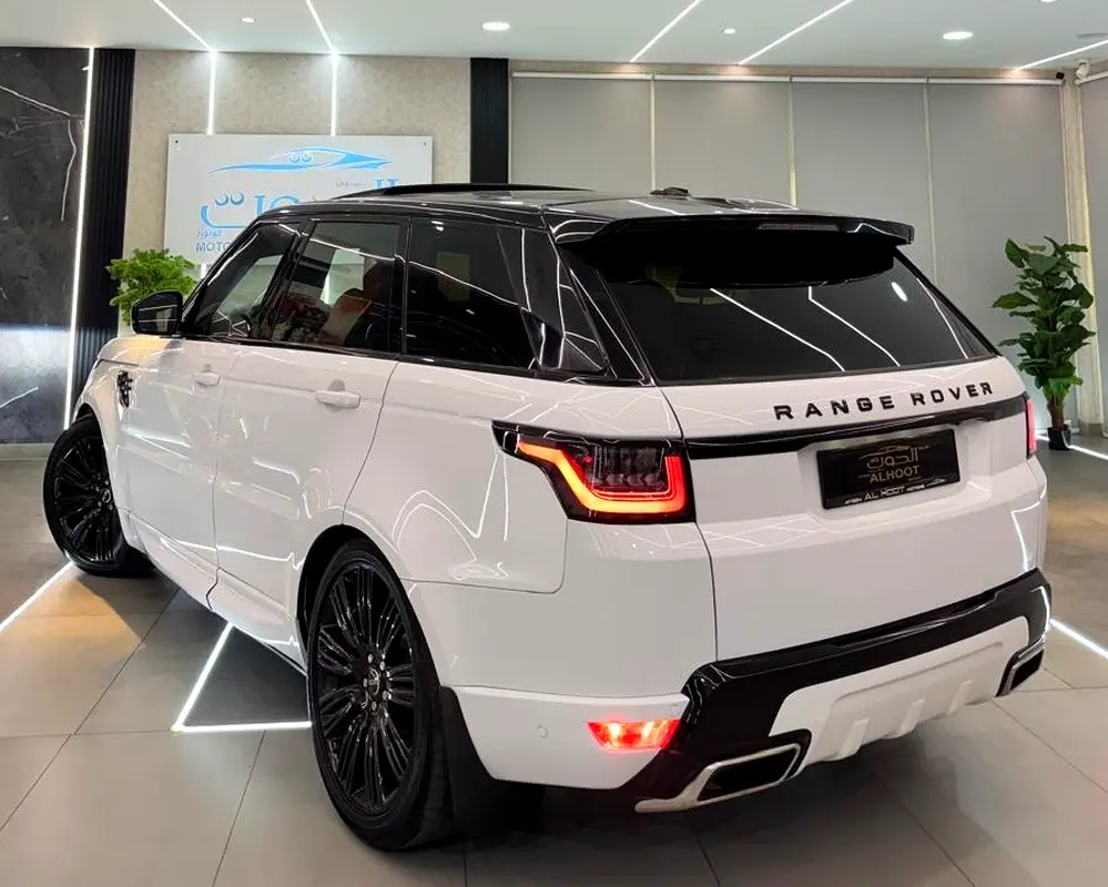 AUTOBIOGRAPHY RANGE ROVER SPORT V8 || RED INT || TOP RANGE || GCC || ACCIDENTS FREE || LOW MILEAGE - Image 4