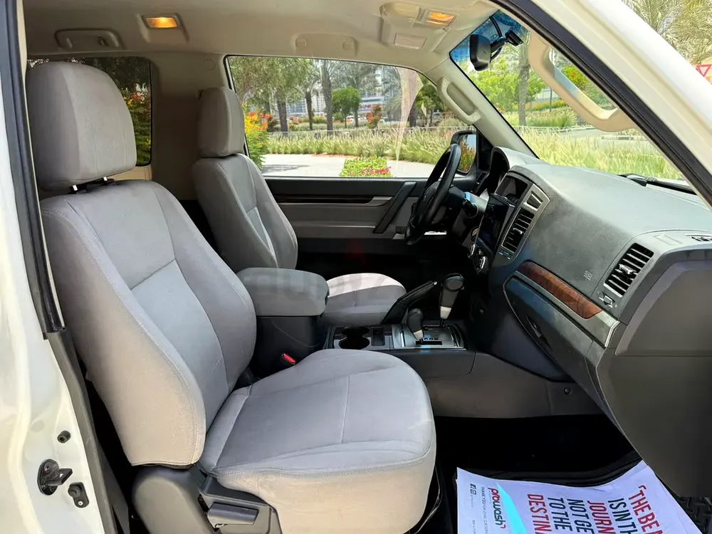 2015 Mitsubishi Pajero 3.5 Mid-Line SWB GCC Specification Service History No Accidents Original Keys - Image 12