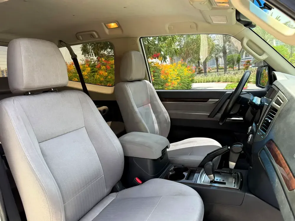 2015 Mitsubishi Pajero 3.5 Mid-Line SWB GCC Specification Service History No Accidents Original Keys - Image 13