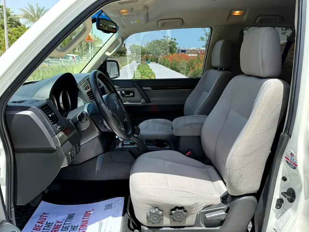 2015 Mitsubishi Pajero 3.5 Mid-Line SWB GCC Specification Service History No Accidents Original Keys - Image 14