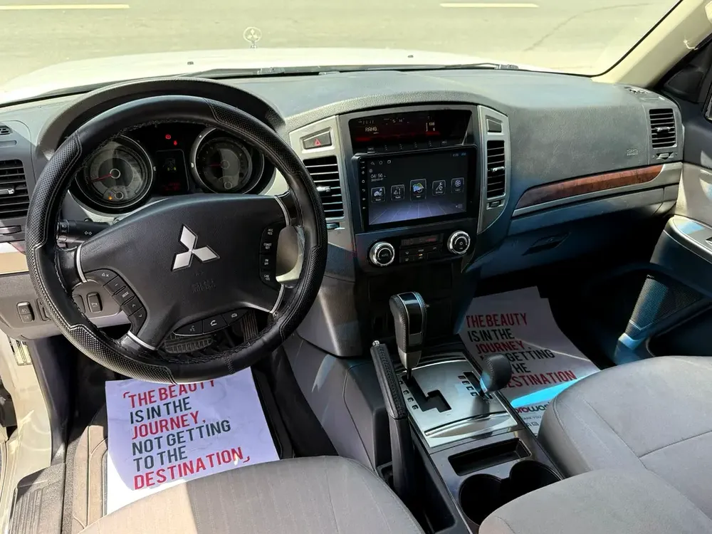 2015 Mitsubishi Pajero 3.5 Mid-Line SWB GCC Specification Service History No Accidents Original Keys - Image 15