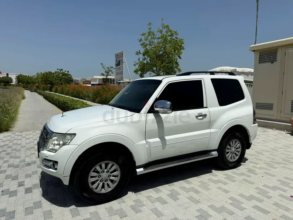 2015 Mitsubishi Pajero 3.5 Mid-Line SWB GCC Specification Service History No Accidents Original Keys - Image 4