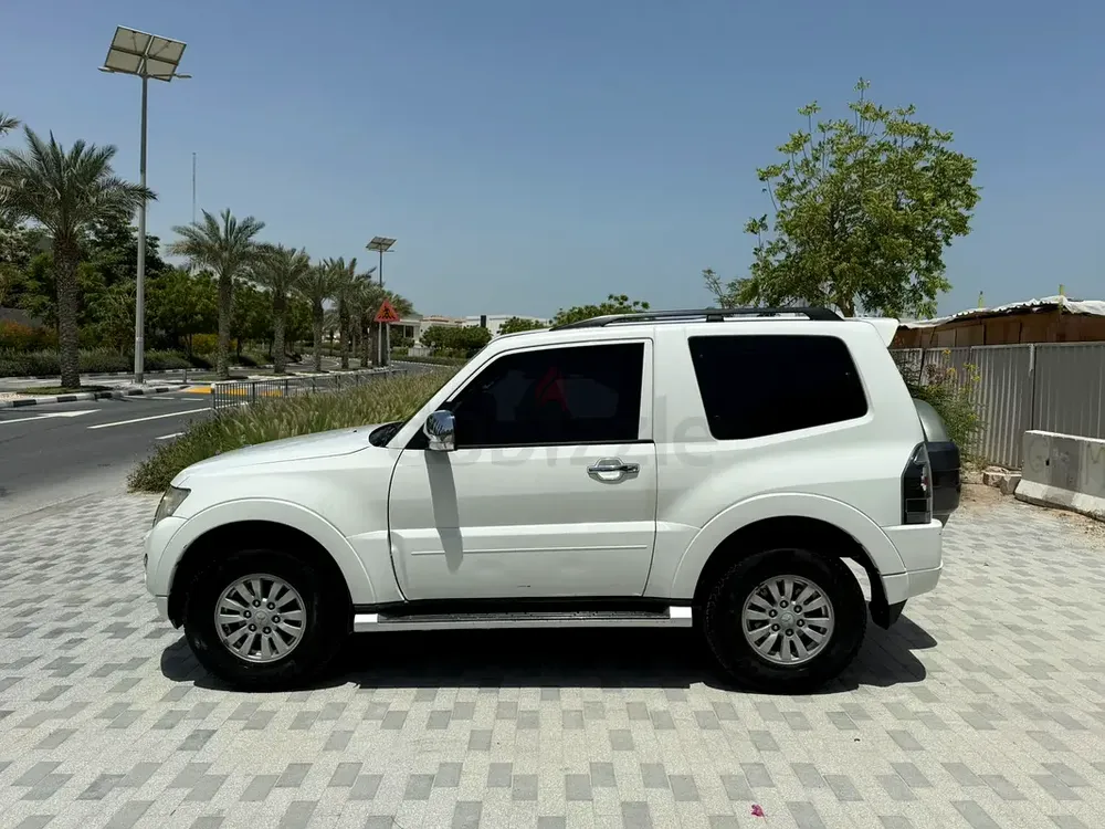 2015 Mitsubishi Pajero 3.5 Mid-Line SWB GCC Specification Service History No Accidents Original Keys - Image 5