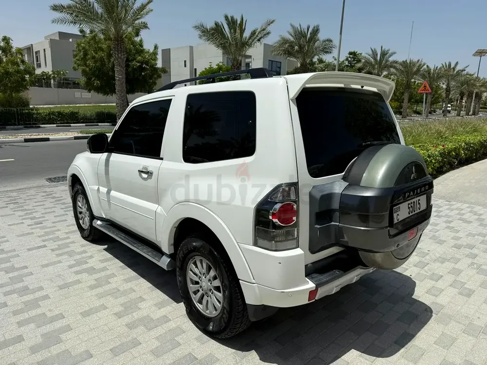 2015 Mitsubishi Pajero 3.5 Mid-Line SWB GCC Specification Service History No Accidents Original Keys - Image 6