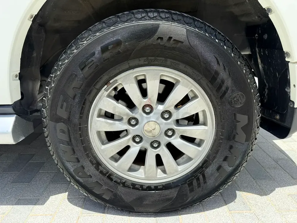2015 Mitsubishi Pajero 3.5 Mid-Line SWB GCC Specification Service History No Accidents Original Keys - Image 8