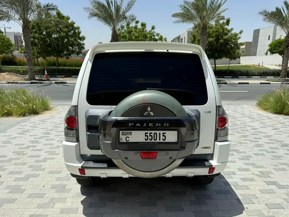 2015 Mitsubishi Pajero 3.5 Mid-Line SWB GCC Specification Service History No Accidents Original Keys - Image 9