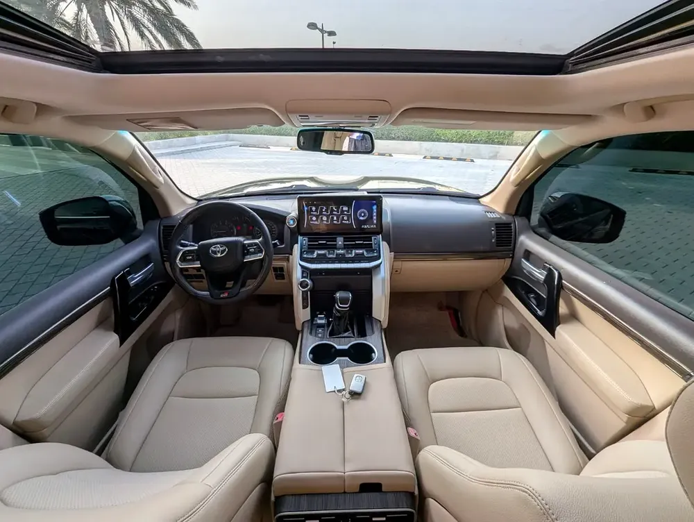 TOYOTA LAND CRUISER 2015 FACELIFTED 2025 FULL OPTION GXR V6 4.0L IN EXCELLENT CONDITION - Image 4