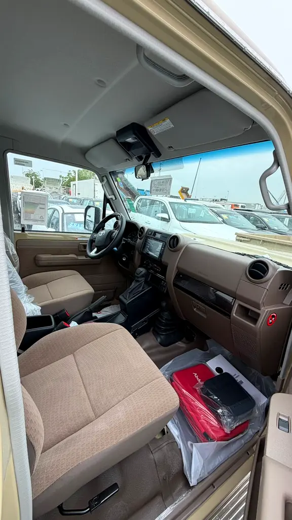 Toyota Land Cruiser 79 Diesel 2.8 - Image 10