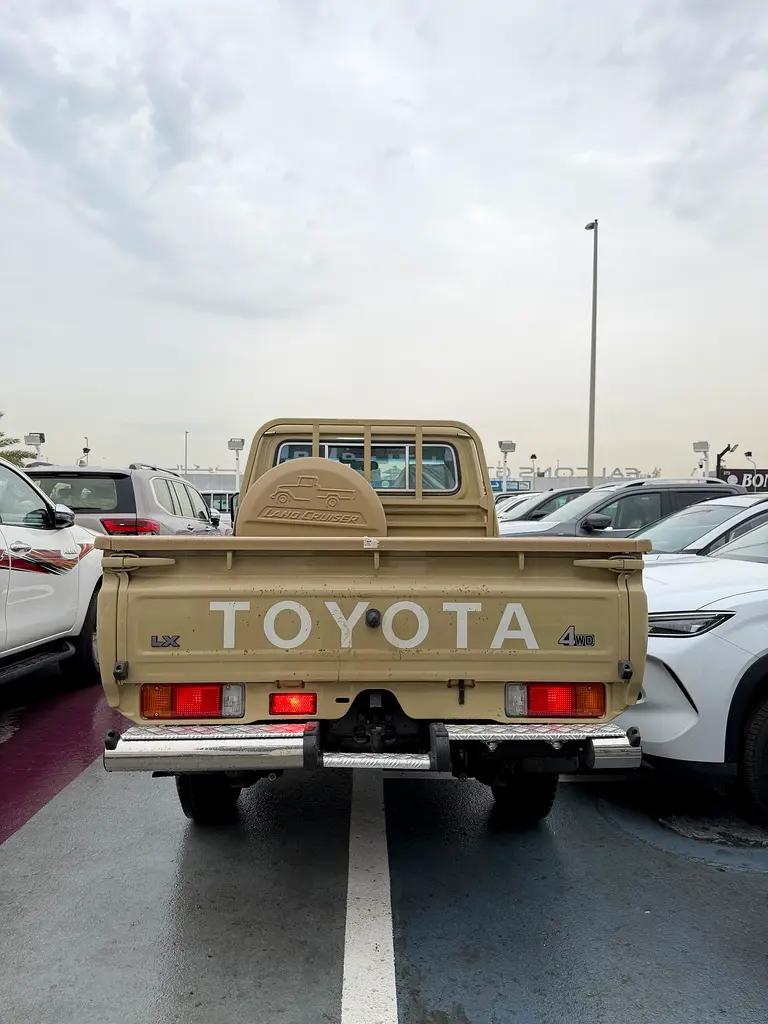 Toyota Land Cruiser 79 Diesel 2.8 - Image 7