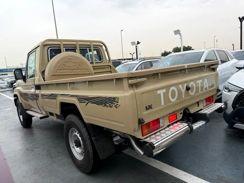 Toyota Land Cruiser 79 Diesel 2.8 - Image 8
