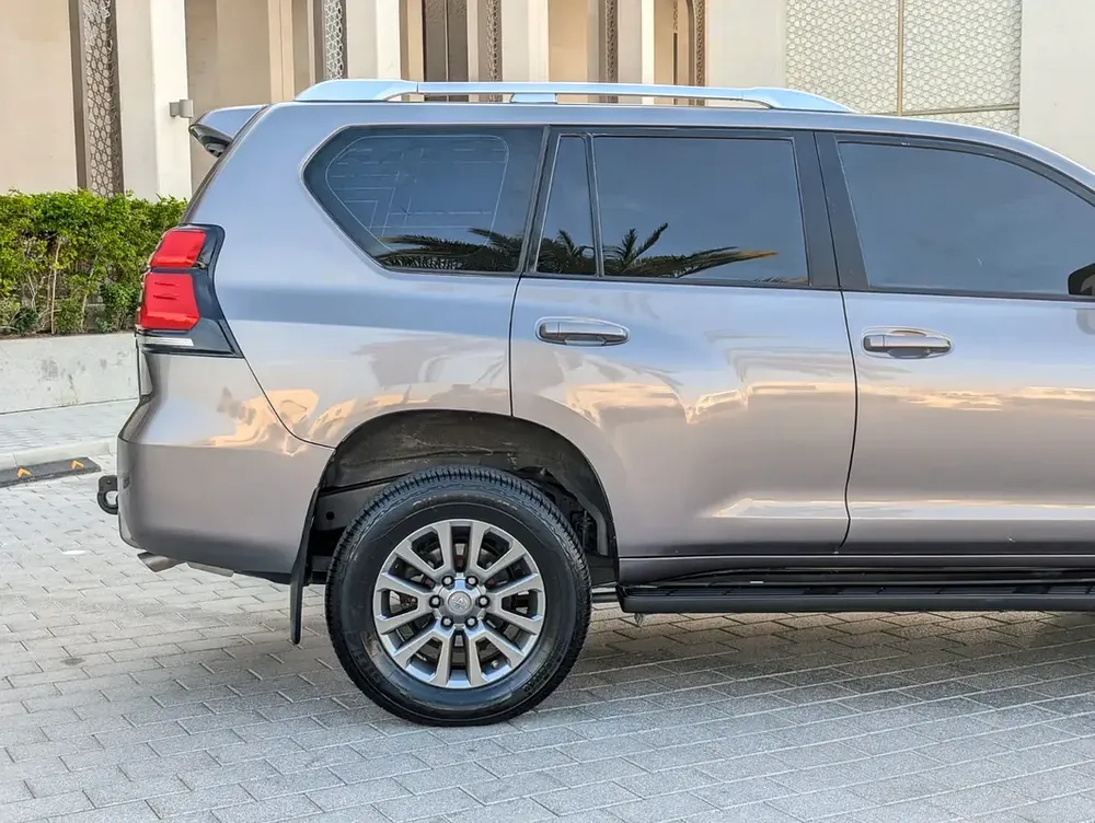 TOYOTA PRADO 2018 GCC V6 4.0L IN EXCELLENT CONDITION - Image 14