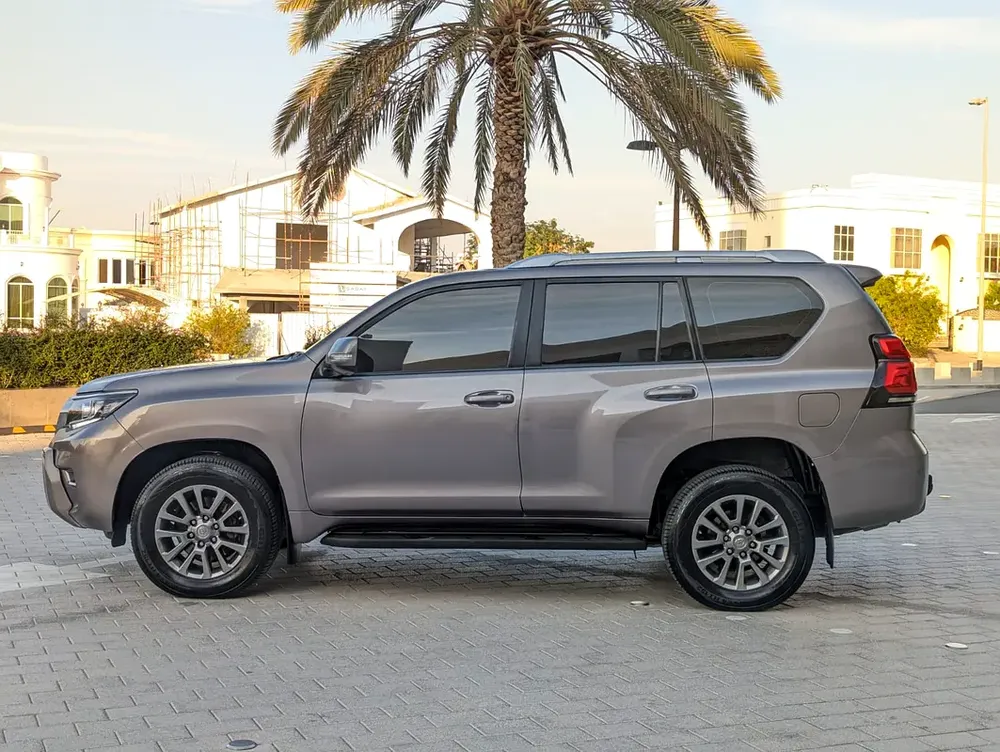 TOYOTA PRADO 2018 GCC V6 4.0L IN EXCELLENT CONDITION - Image 17