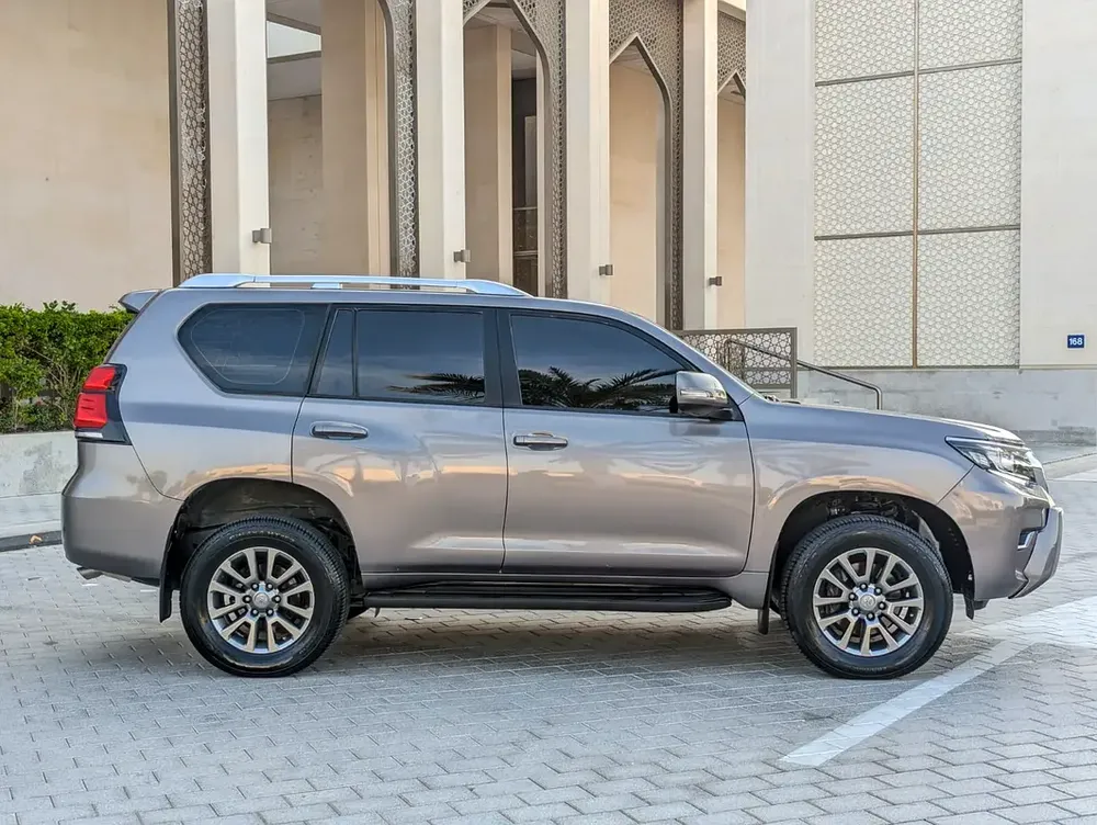 TOYOTA PRADO 2018 GCC V6 4.0L IN EXCELLENT CONDITION - Image 18