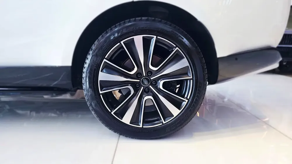 Dealer Warranty + Service Contract I 2022 Land Range Rover Vouge HSE P530 | GCC Specs | - Image 7