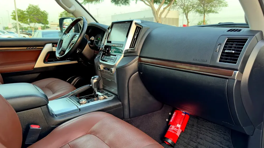 2018 Toyota Land Cruiser VXR 5.7l V8, GCC Specifications - Image 10