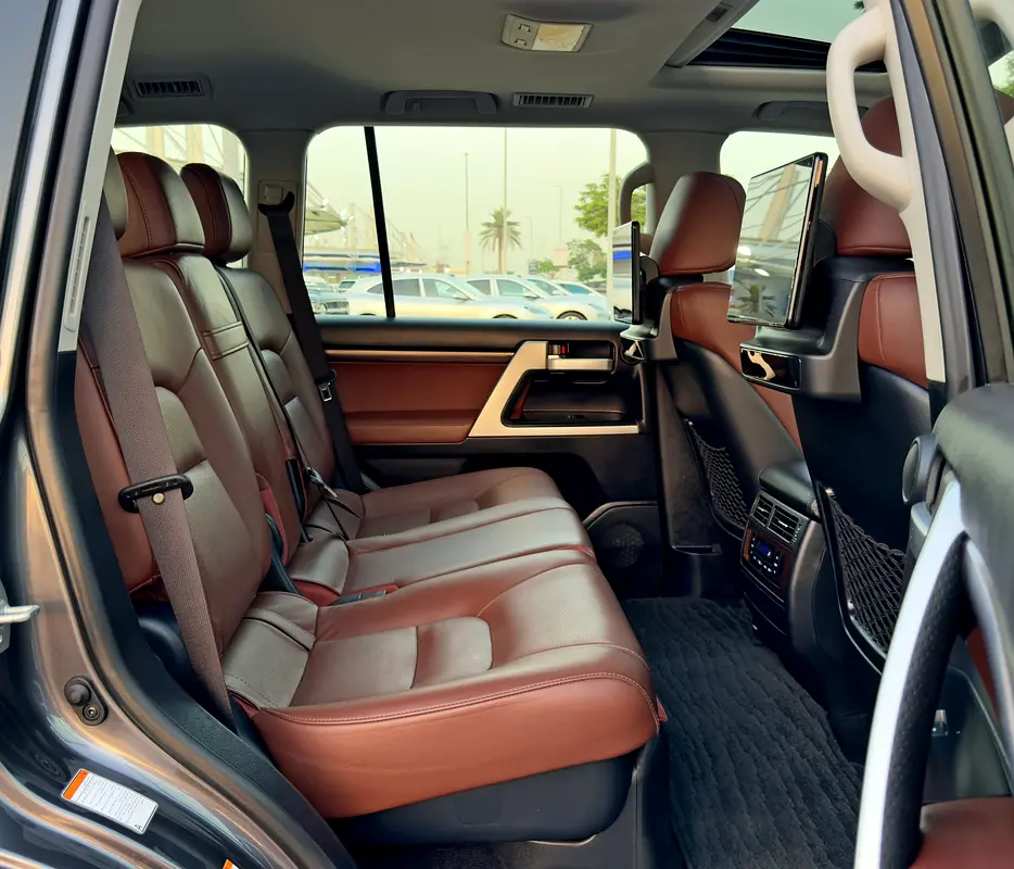2018 Toyota Land Cruiser VXR 5.7l V8, GCC Specifications - Image 12