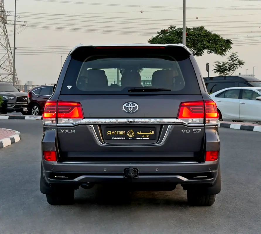 2018 Toyota Land Cruiser VXR 5.7l V8, GCC Specifications - Image 6