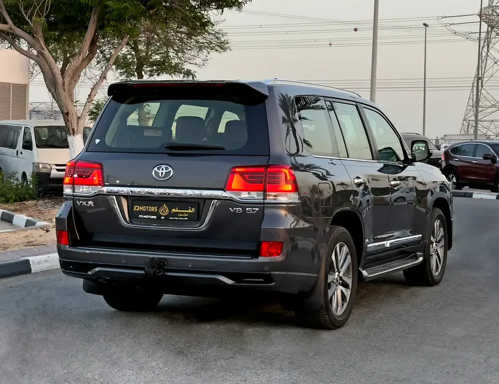 2018 Toyota Land Cruiser VXR 5.7l V8, GCC Specifications - Image 7