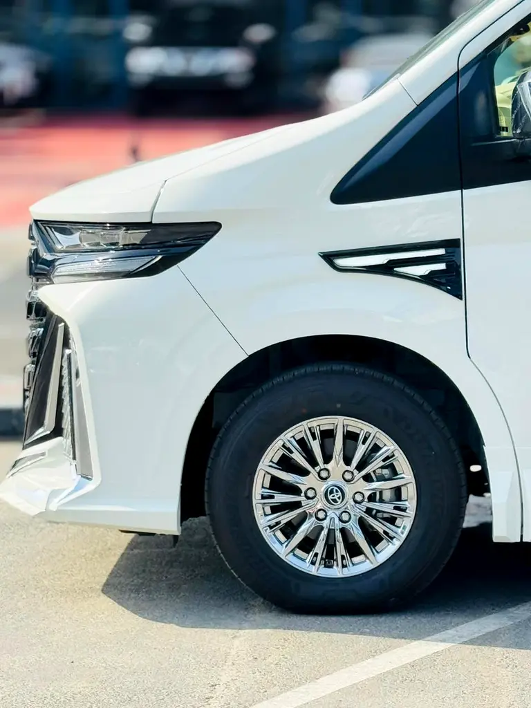 TOYOTA HIACE 3.5 AT VIP 6 Seats 2023 - Image 11