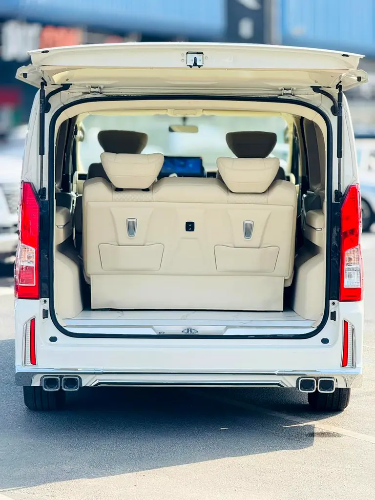 TOYOTA HIACE 3.5 AT VIP 6 Seats 2023 - Image 12