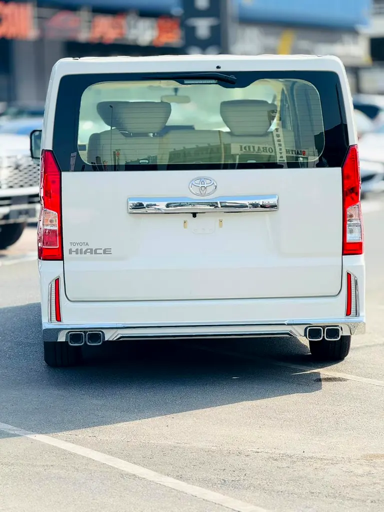 TOYOTA HIACE 3.5 AT VIP 6 Seats 2023 - Image 13
