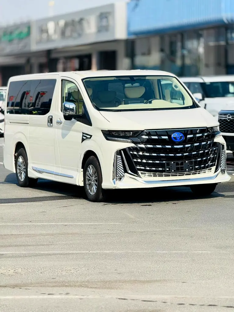 TOYOTA HIACE 3.5 AT VIP 6 Seats 2023 - Image 4