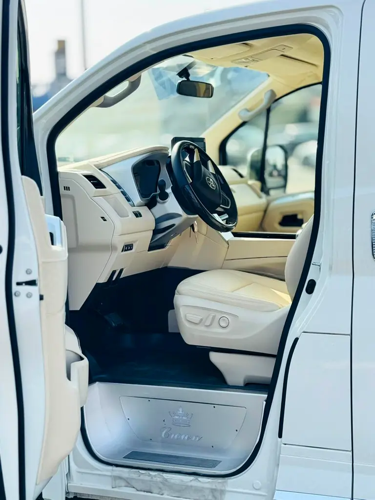 TOYOTA HIACE 3.5 AT VIP 6 Seats 2023 - Image 7