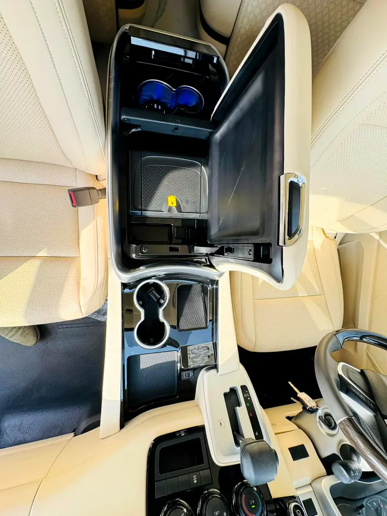 TOYOTA HIACE 3.5 AT VIP 6 Seats 2023 - Image 8