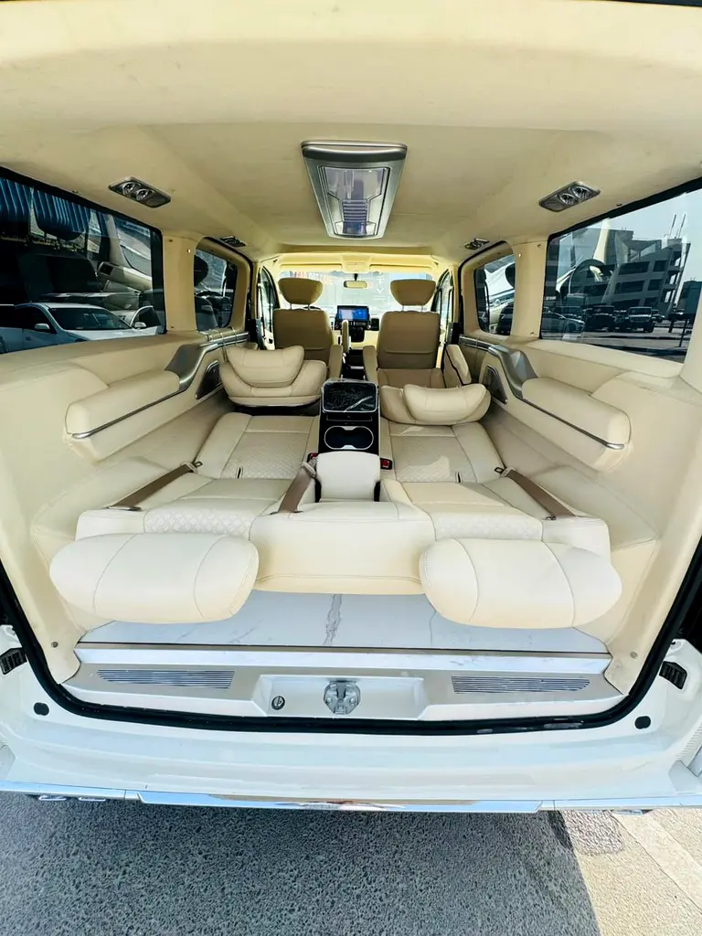 TOYOTA HIACE 3.5 AT VIP 6 Seats 2023 - Image 9