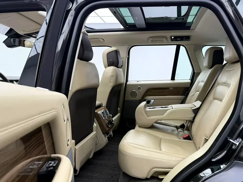 2019 Range Rover Vogue HSE, Warranty, Full Service History, Fully Loaded, Excellent Condition, GCC - Image 16