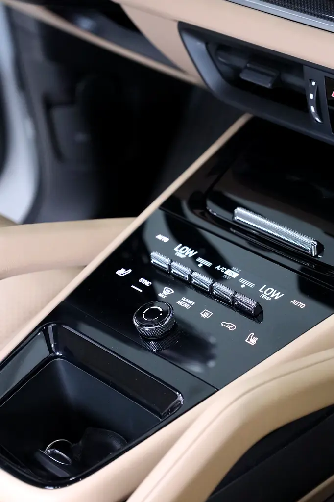 Porsche Cayenne Standard 2024 GCC Specs - Image 11
