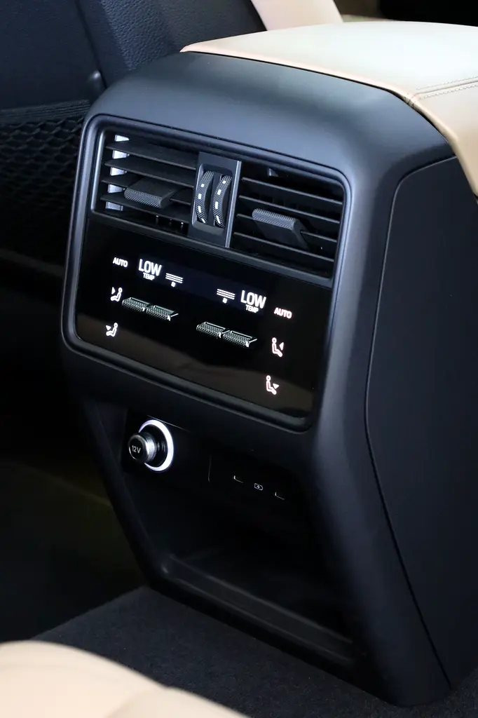 Porsche Cayenne Standard 2024 GCC Specs - Image 16