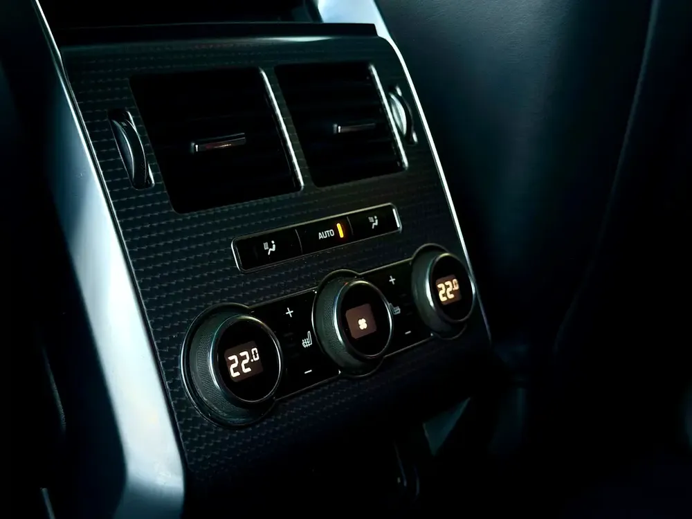 Land Rover Range Rover Sport SVR 2016 GCC Specs - Image 15