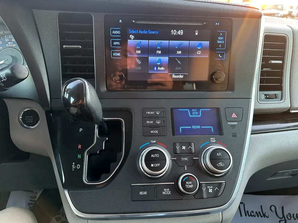 Toyota sienna xle - Image 11