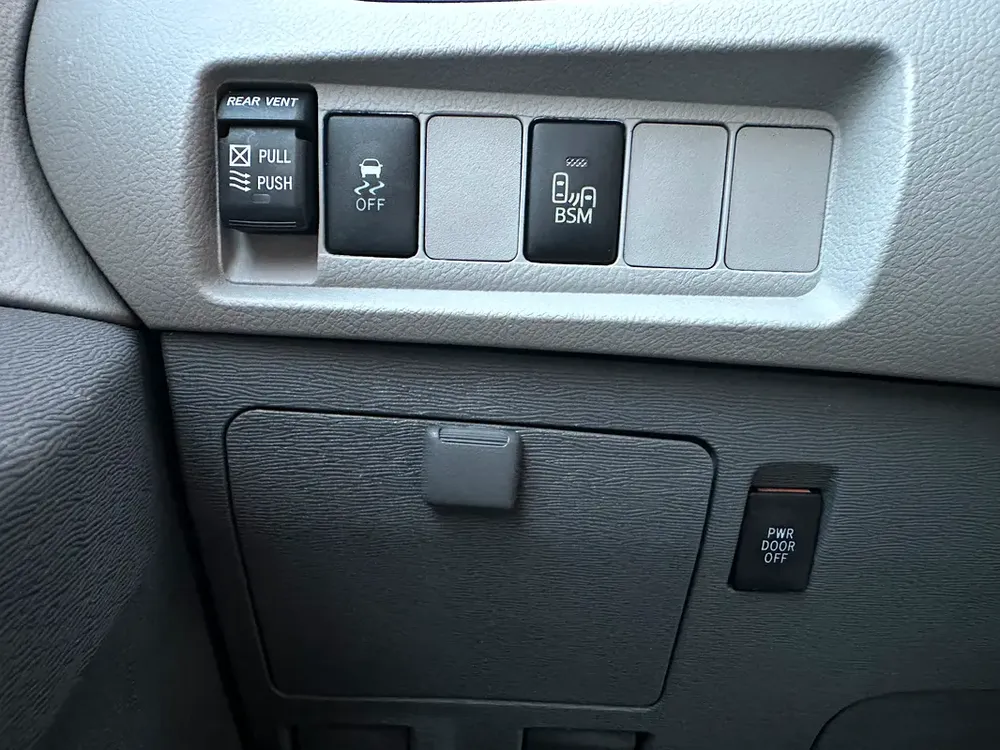 Toyota sienna xle - Image 13