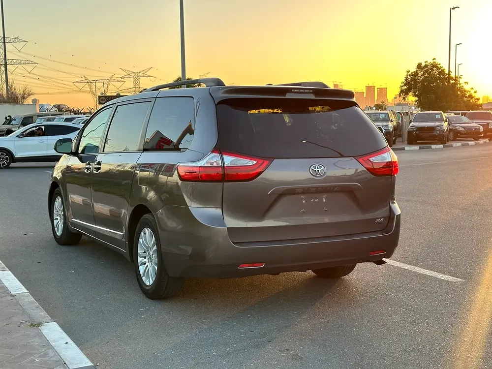 Toyota sienna xle - Image 4